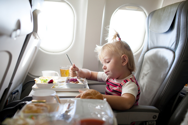 Viajar en avion con niños - MAMAS VIAJERAS